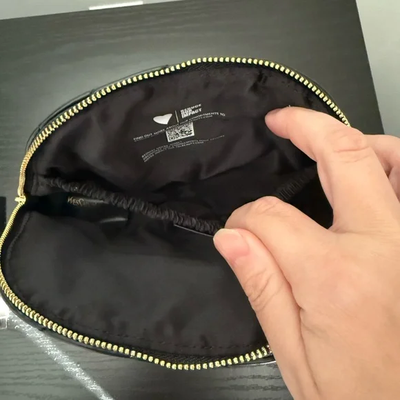 Yves Saint Laurent beauty bag, YSL mascara
YSL sample perfume, YSL body balm. - Picture 8 of 9